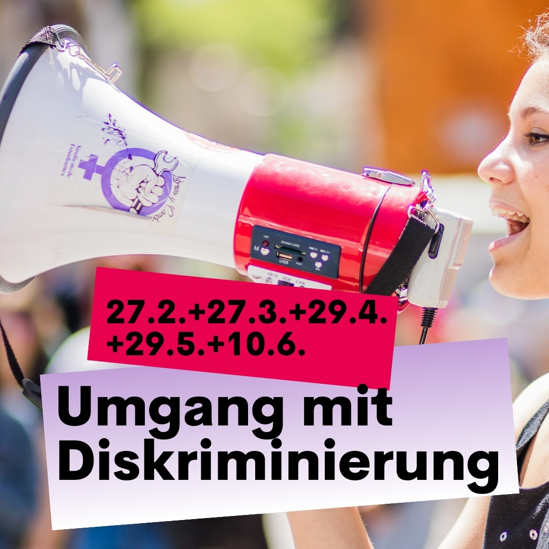 Umgang mit Diskriminierung
im Hintergrund spricht eine Person in ein Megafon
