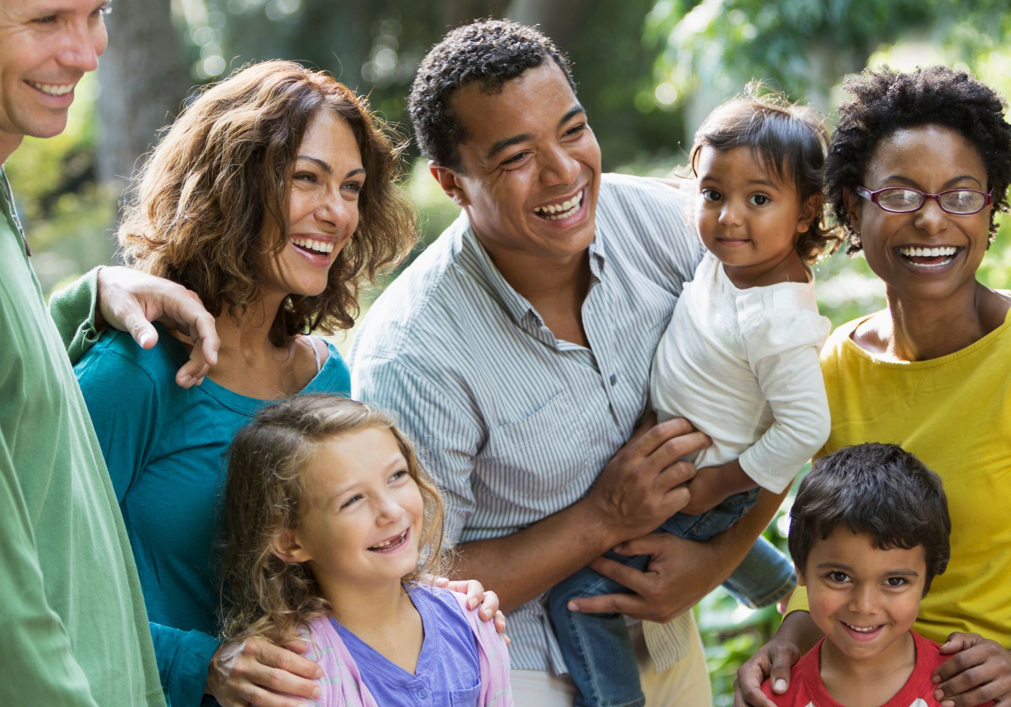 Eine diverse Elterngruppe mit ihren Kindern 