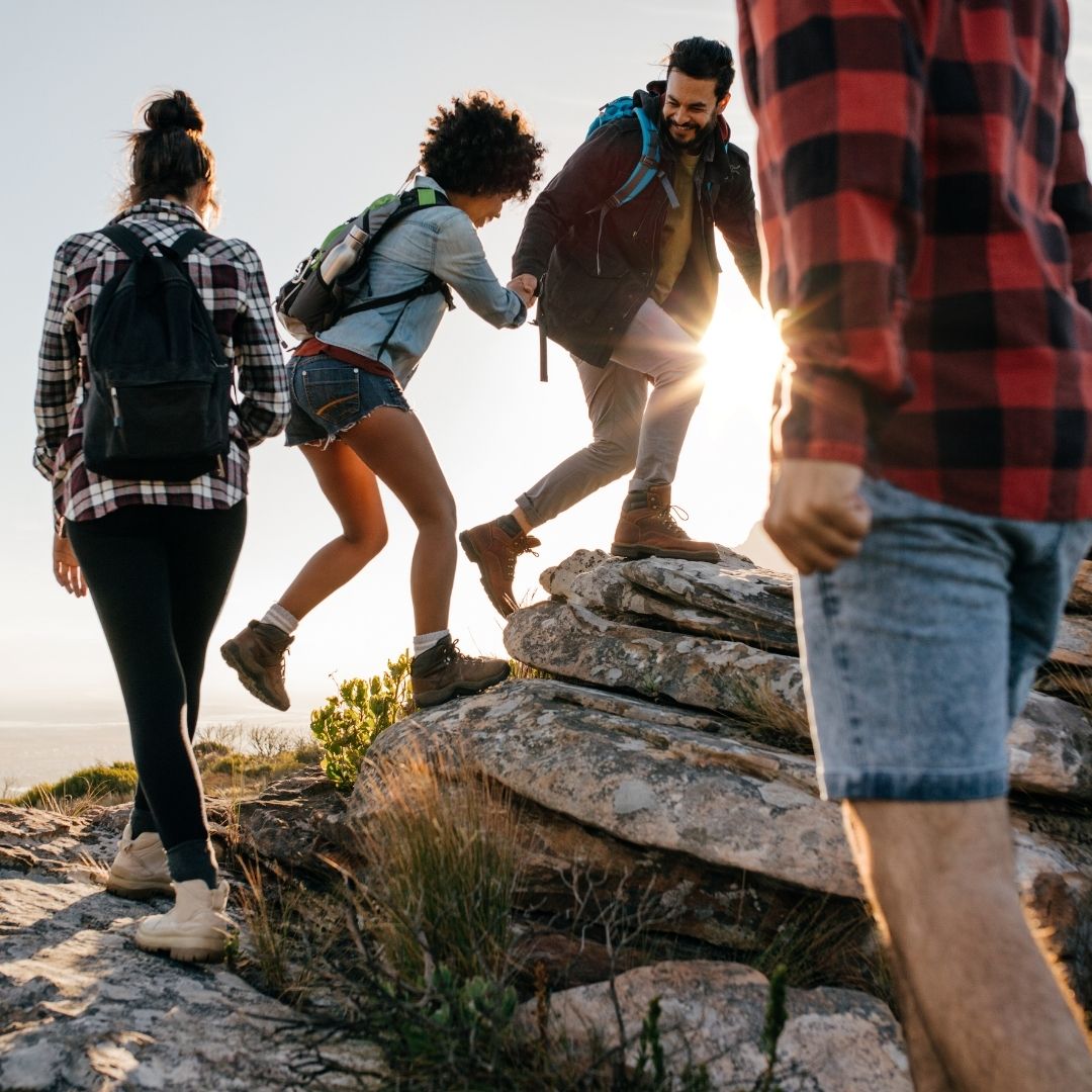 Eine Gruppe von Menschen, die einen Berg besteigt.
