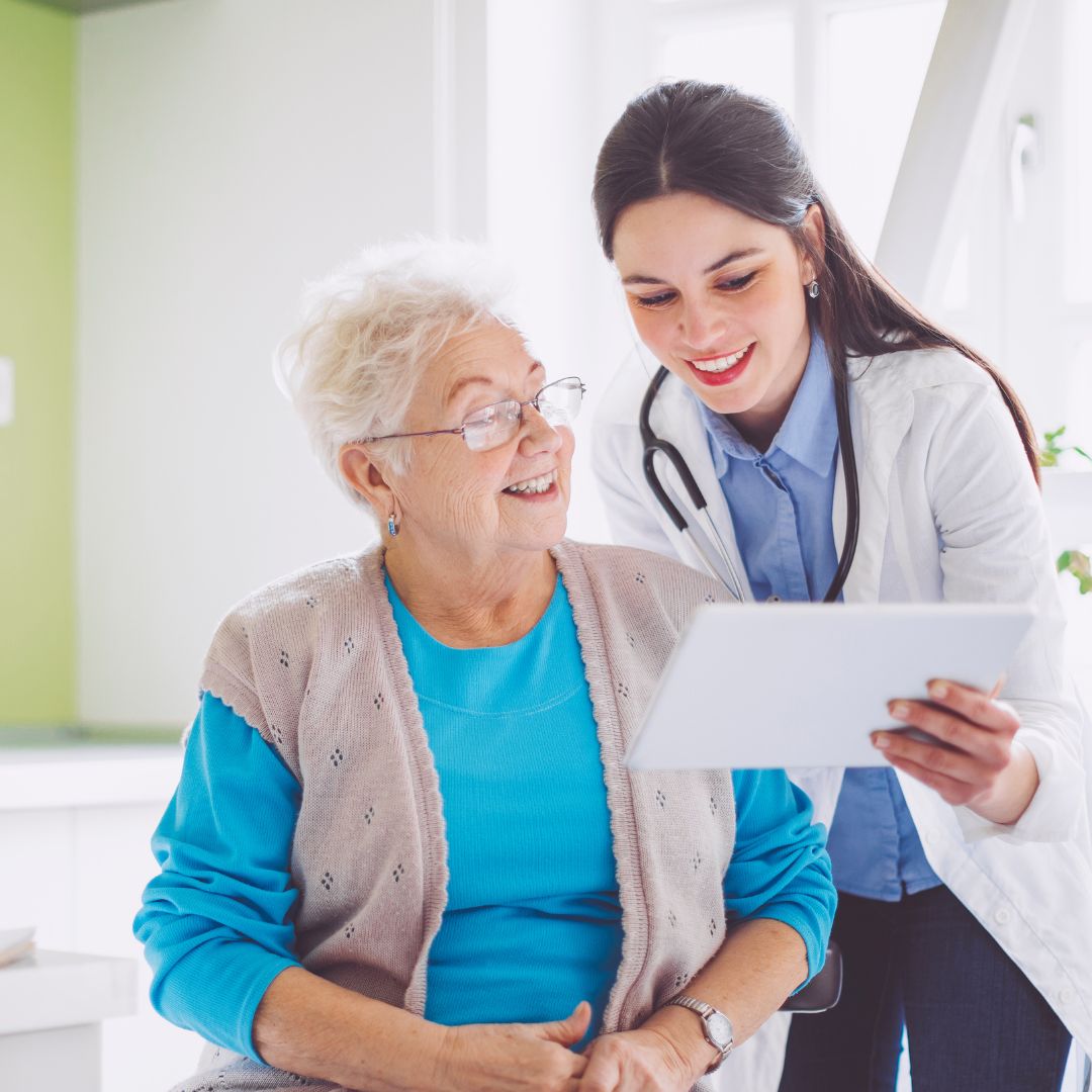 Eine Ärztin spricht mit einem Patientin