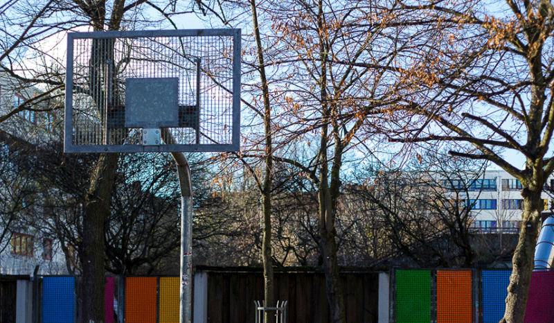Foto von einem Basketballkorb im Rollberg-Kiez